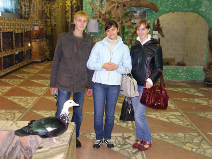 Паша, Ольга и Настя - группа помощи питомцам живого музея :-)