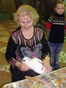 Людмила Георгиевна и кролик Боня